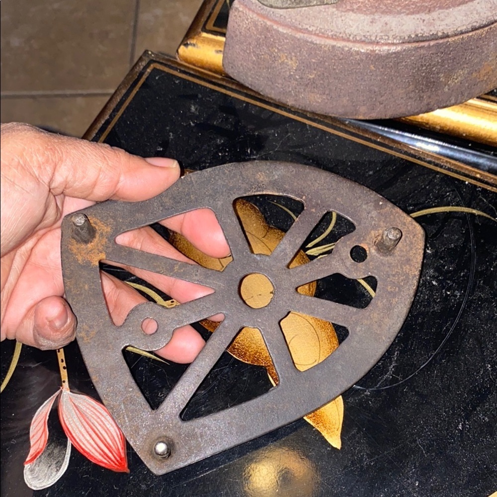 Antique 1890’s Iron  Flat Iron complete with base - Picture 7 of 8
